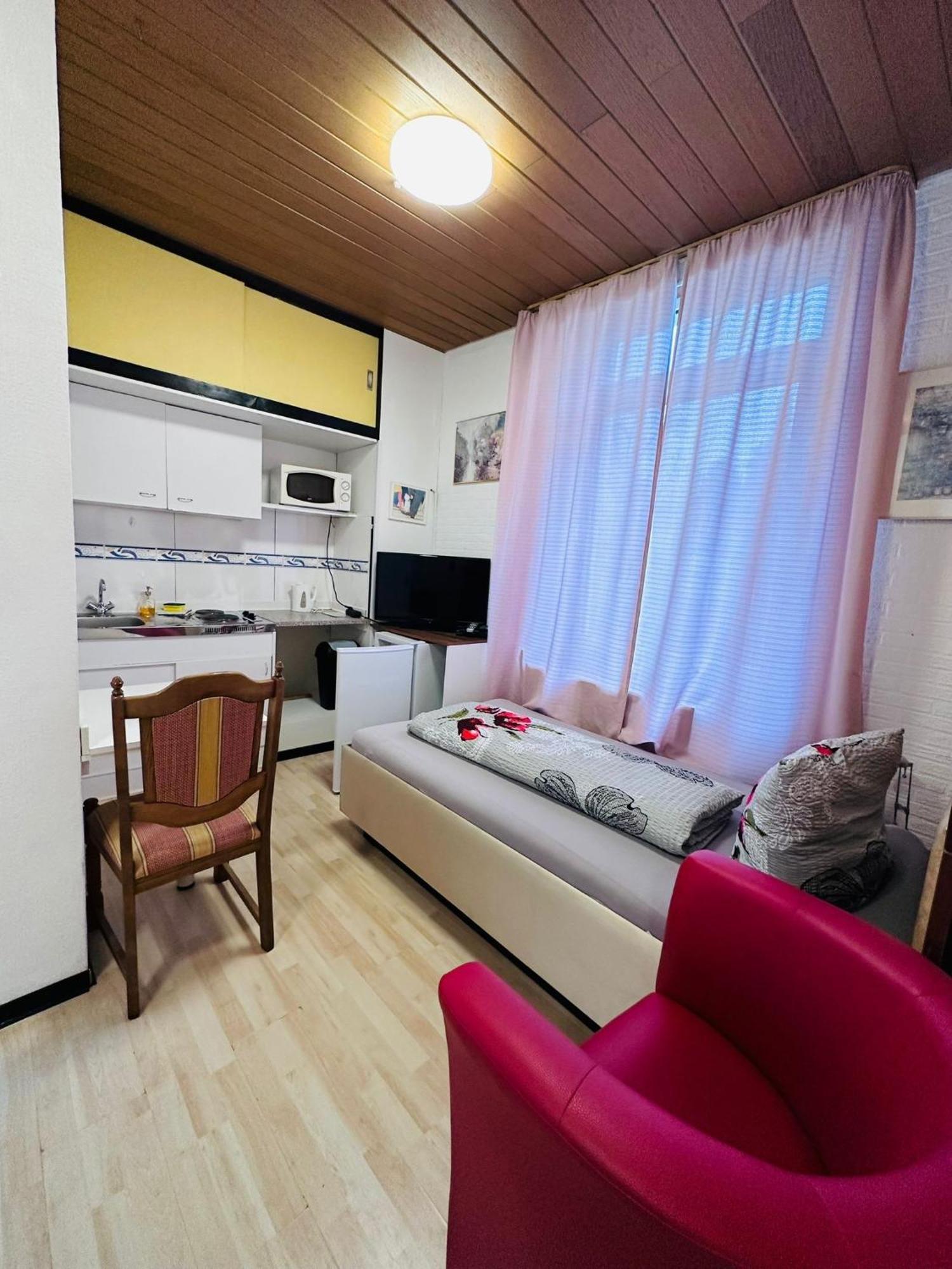 Gaestezimmer Siminciuc Hotel อาเคิน ภายนอก รูปภาพ